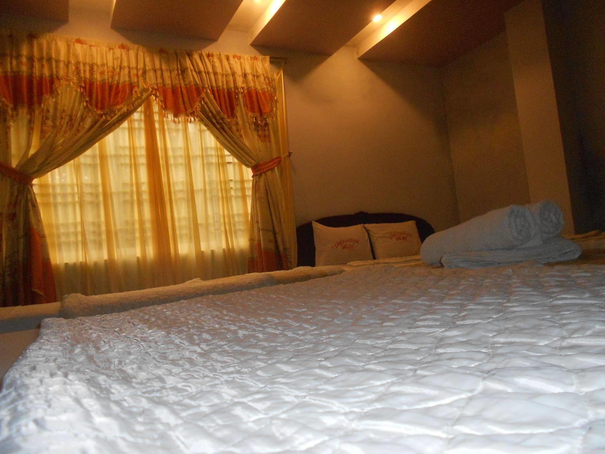 Valentine Hotel Hue Bagian luar foto